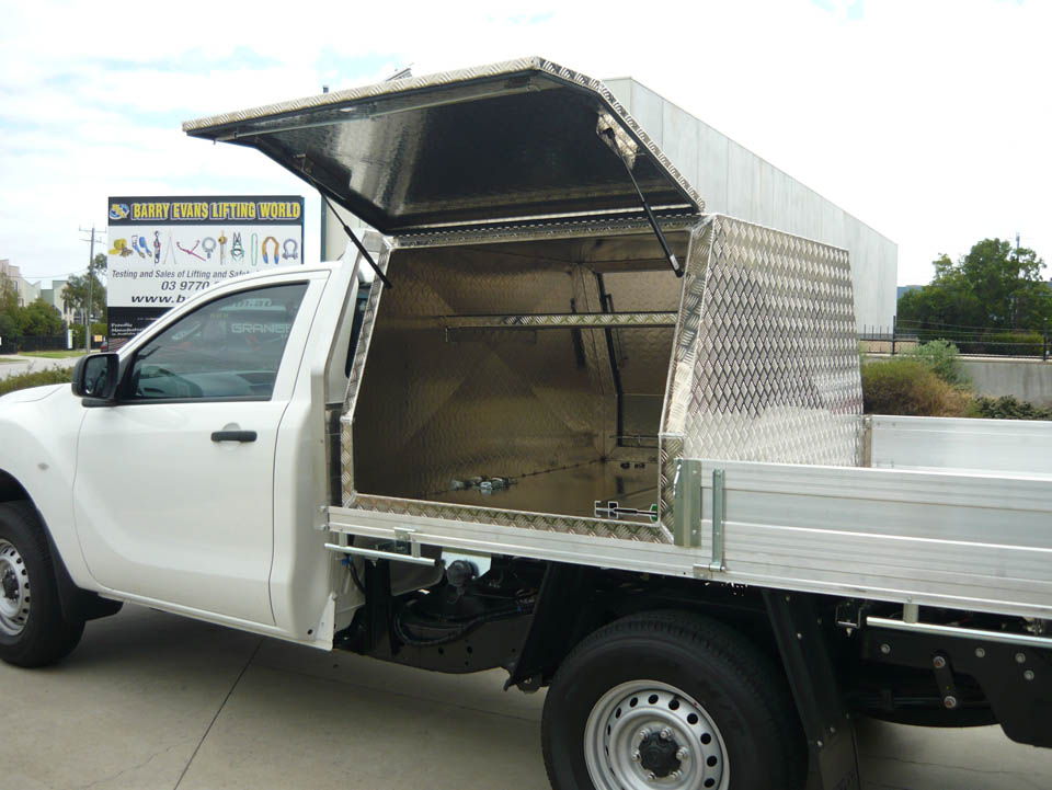 <span  class="uc_style_uc_tiles_grid_image_elementor_uc_items_attribute_title" style="color:#EFF7F9;">Two door half canopy style tool box on Toyota Hilux- No.17</span>