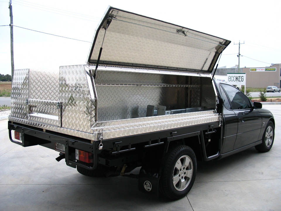 <span  class="uc_style_uc_tiles_grid_image_elementor_uc_items_attribute_title" style="color:#EFF7F9;">Commodore cab chassis with lift off tray, UPR/STD tool boxes and tailgate - No.44</span>